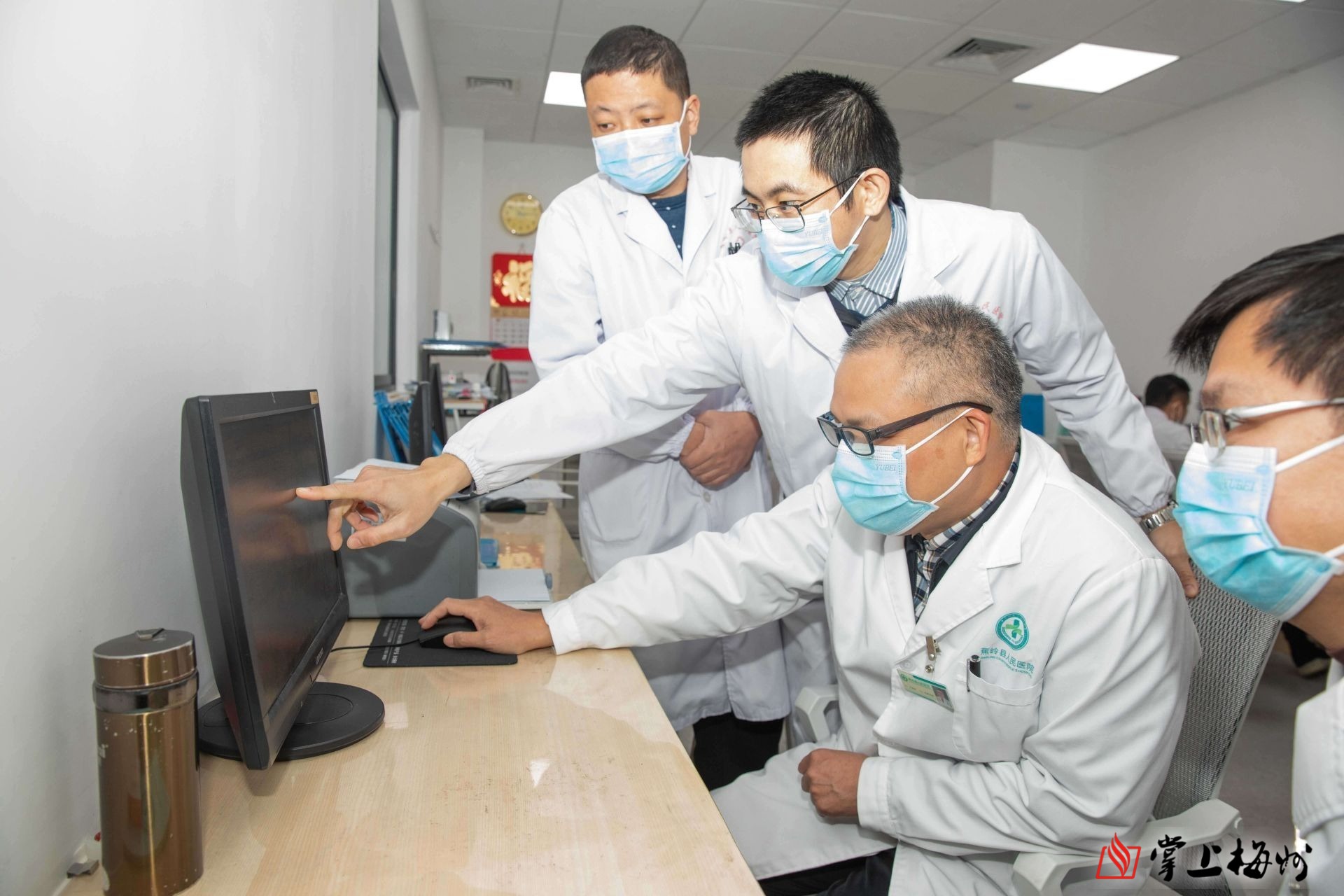 患者家属为王海坤医生团队送上锦旗.